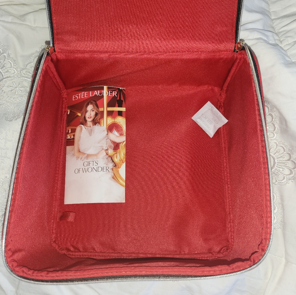 Womens NWOT Red Estee Lauder Travel Bag - Picture 5 of 6